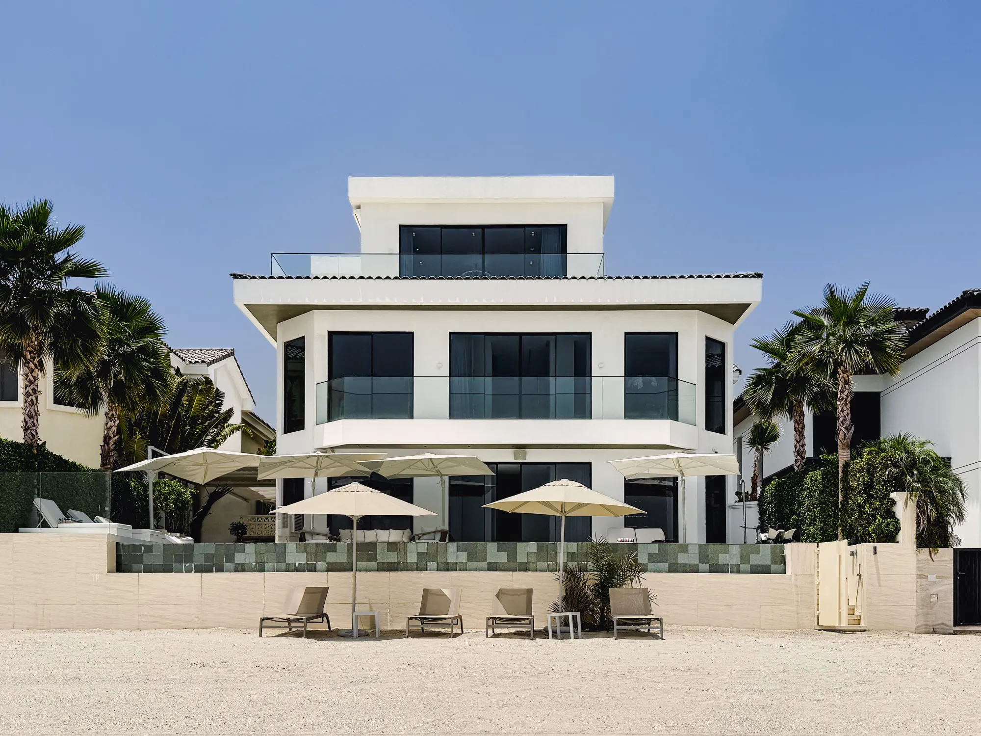 Contemporary beachfront villa in Dubai